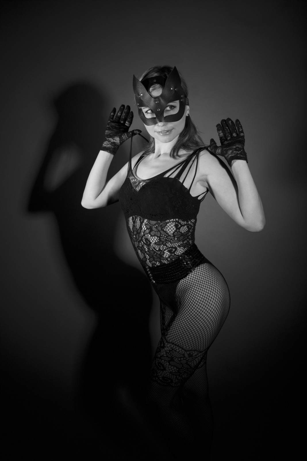 Retrato editorial en blanco y negro con antifaz